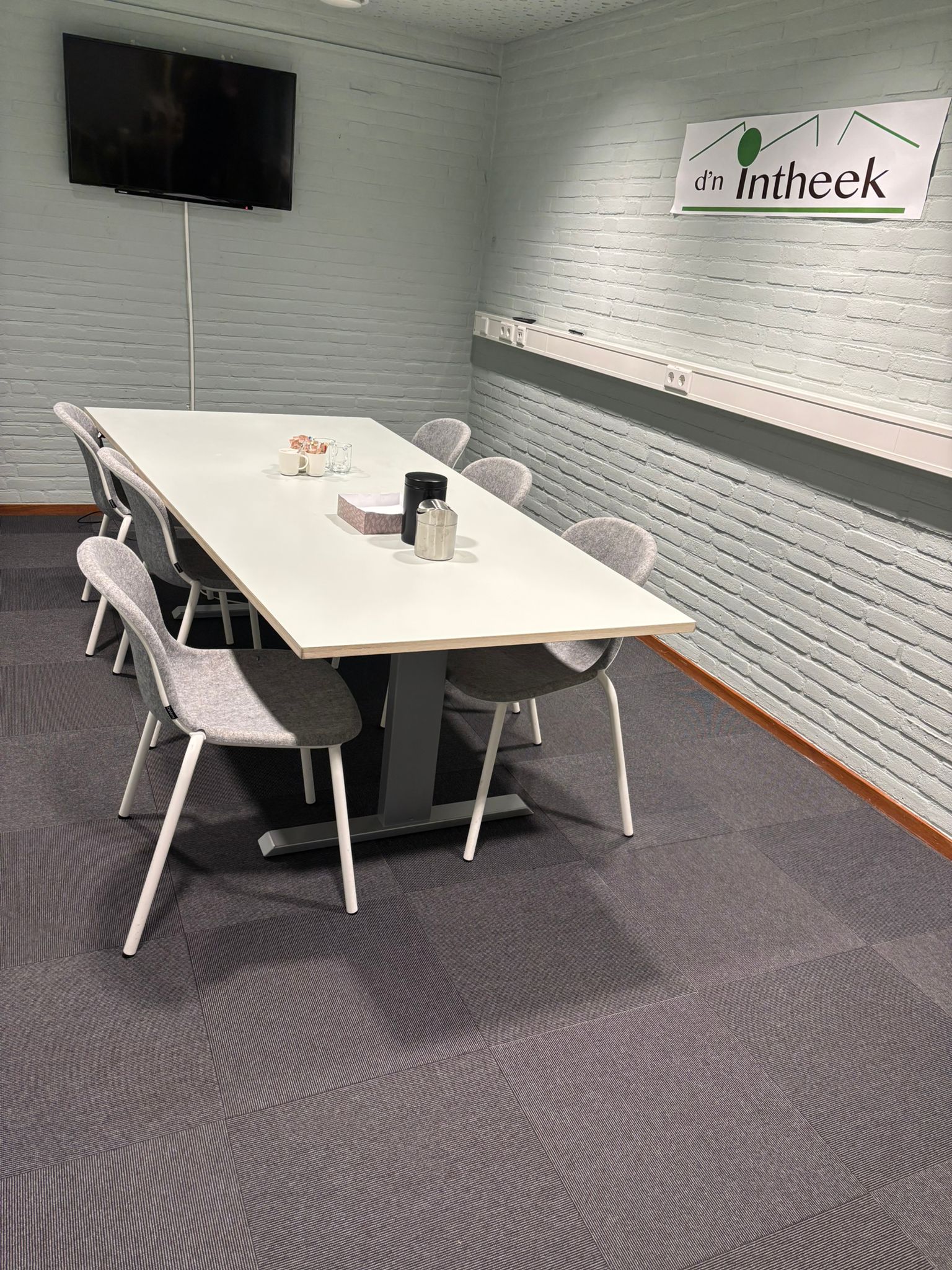 Kleine vergaderruimte met TV-scherm: